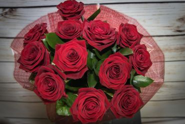 12 Red Rose Hand-tie